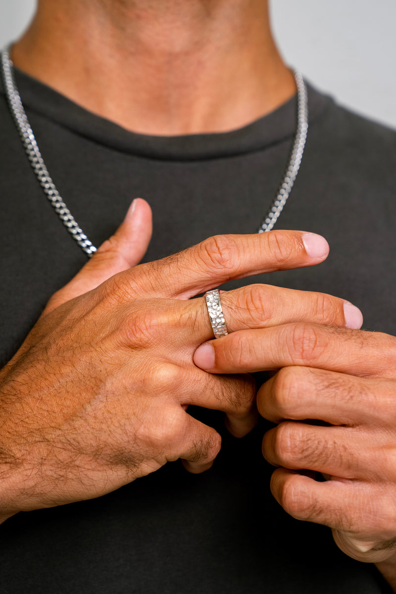 "ZAWZI" HAMMERED RING - WHITE GOLD