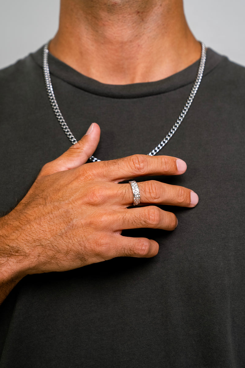 "ZAWZI" HAMMERED RING - WHITE GOLD