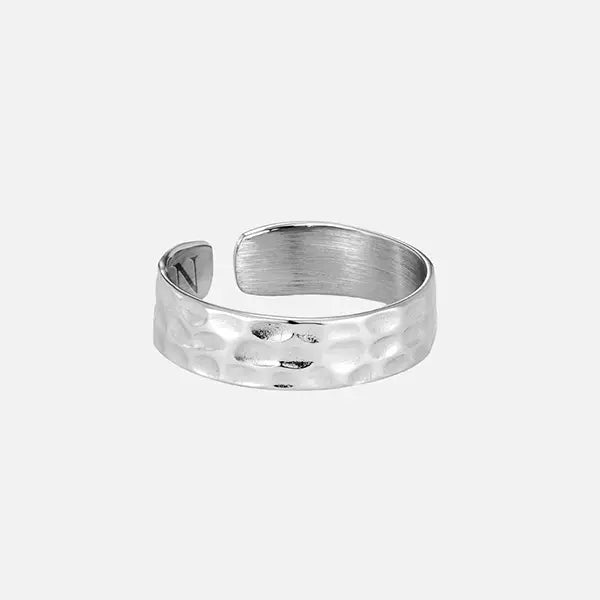 "ZAWZI" HAMMERED RING - WHITE GOLD